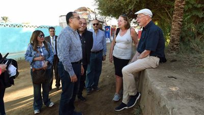 رئيس الوزراء يتجول بشوارع قرية غرب سهيل.. ويجرى حوارا مع الباعة والسائحين