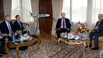 وزير الطيران يبحث تعزيز التعاون مع وفد أمني أمريكي