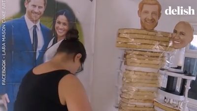 امرأة تصنع «تورتة» على شكل العروسين ميجان وهاري (فيديو)