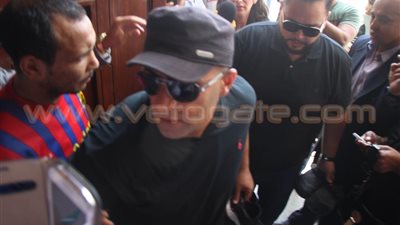 بالفيديو.. السقا يطالب صحفية بالخروج من المسجد في جنازة نور الشريف