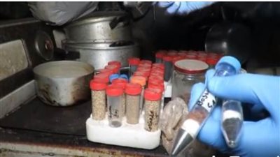 اللقطات الأولى لمداهمة مصنع لإنتاج مخدر الآيس والماريجوانا