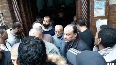 حازم إمام وعمر السعيد فى جنازة موظف أمن 