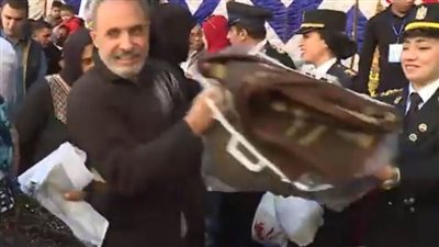 توزيع مساعدات عينية على قاطنى السيدة زينب وخدمات أمنية مجانا (فيديو)