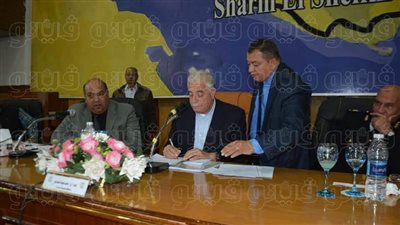 محافظ جنوب سيناء يعتمد عقود تقنين اوضاع بأبورديس