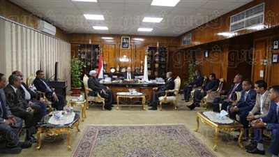 محافظ قنا يناقش أمور العمل مع ممثلي النقابات العمالية (صور)