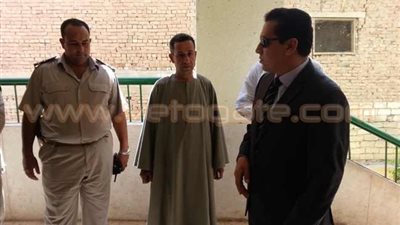 بالصور.. خصم 3 أيام من راتب مدير مدرسة لحضوره العمل بالجلباب