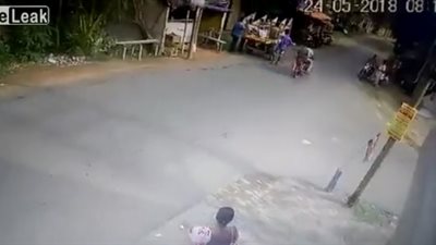 حادث تصادم مروع لدراجتين ناريتين (فيديو)