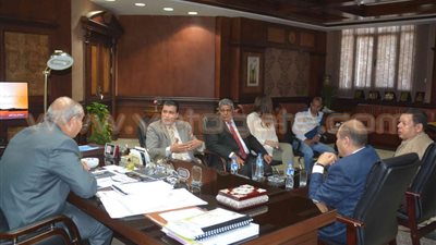 محافظ المنيا يبحث مع «التخطيط» تطوير المكاتب الإقليمية