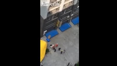 نهاية صادمة لفتاة حاولت الانتحار من أعلى بناية عالية (فيديو)