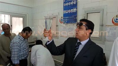 بالصور.. محافظ الشرقية يأمر بتحليل مياه منيا القمح عقب شكوى الأهالي
