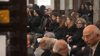 منى زكي ومظهر شاهين في عزاء المخرج سمير سيف (فيديو وصور)