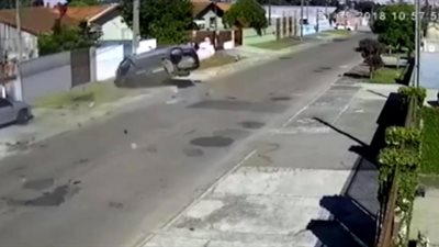 لحظة تعرض لص لحادث مروع أثناء هروبه من الشرطة (فيديو)