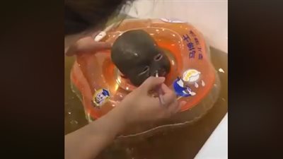 أم تثير غضب رواد فيس بوك بسبب قناع وجه طفلها (فيديو)