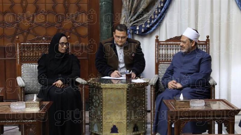 شيخ الأزهر مع سيدة