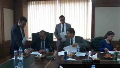 مسئول مصرفي: السوق يعاني من أزمة بسبب تراجع الموارد الدولارية