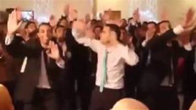 بالفيديو.. عريس يشعل حفل زفافه برقصة جنونية مع أصدقائه