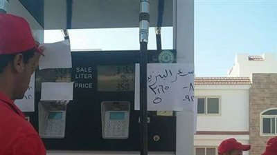 نشطاء يتداولون أسعار البنزين والسولار الجديدة داخل محطات الوقود