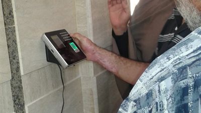 تسجيل حضور موظفي وحدة العطوي المحلية بدمياط ببصمة العين