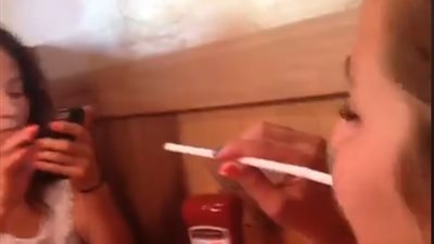 رد فعل قاس لأم حاولت ابنتها المزاح معها (فيديو)