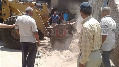 إزالة 7 أكشاك مخالفة بجوار سكة حديد سمنود بالغربية (صور)