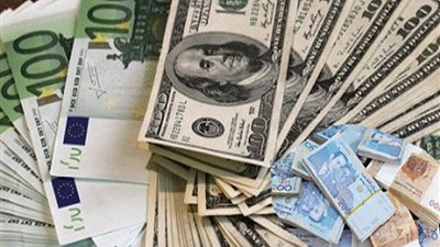 إقبال على بيع العملة الصعبة بعد ارتفاع سعر الدولار بالبنوك