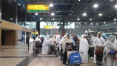 بدء توافد معتمري شهر رمضان على مطار القاهرة (صور)