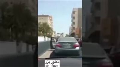 شاهد.. ماذا فعل شاب خليجي في الشارع بسبب شرب الخمر