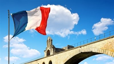 فرنسا.. انتقادات عنصرية «شارلي إبدو» تجاه طالبة محجبة