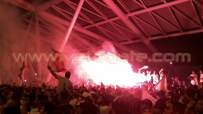 بالصور.. «وايت نايتس» يضئ مطار القاهرة بالشماريخ لاستقبال بعثة اليد.. الرابطة تطالب بعودة الجماهير للمدرجات والإفراج عن المحبوسين.. واللاعبون يشاركون «الألتراس» أغانيهم.. والأمن يك