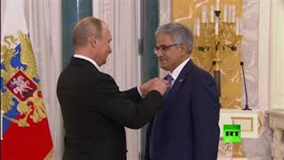 بوتين يقلد أوسمة الدولة لمستثمرين من البحرين والكويت.. (فيديو)