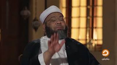 مشايخ الرجعية.. داعية إخواني يفتي: «الجواز للفتاة قبل التعليم»