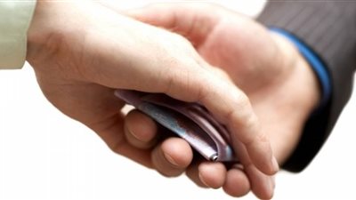 إيقاف مساعد شرطة عن العمل في سوهاج بسبب رشوة «20 جنيه»