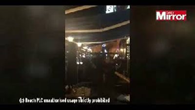 لحظة هجوم ملثمين على جماهير ليفربول داخل مطعم في كييف (فيديو وصور)