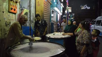 أقدم بائع كنافة بلدي بالأقصر: «ورثتها أبا عن جد»