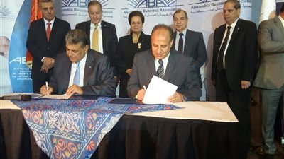 محافظ الإسكندرية يوقع بروتوكولا مع رجال الأعمال لإطلاق «شرايين الحياة»