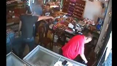 بالفيديو.. لحظة سرقة لصوص سوبر ماركت في وضح النهار