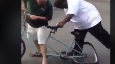 موقف محرج لامرأة بدينة حاولت ركوب دراجة (فيديو)