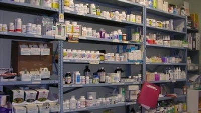 موجة ارتفاعات جديدة في سوق الدواء.. مع بدء تطبيق ضريبة القيمة المضافة بالعام المالي الجديد.. زيادة أسعار المستلزمات الطبية يؤثر سلبا على العمليات الجراحية والمريض هو الخاسر الوحيد