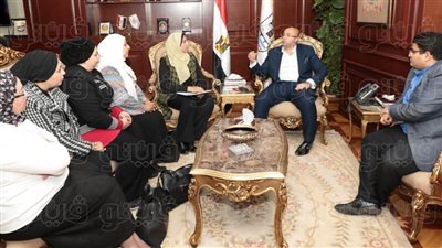 محافظ بني سويف يناقش تفعيل دور المجالس القومية في خدمة القضايا المجتمعية