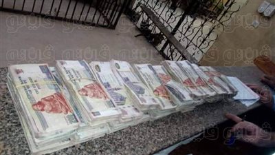 مسعفان بالمنيا يسلمان نصف مليون جنيه عثرا عليهم في موقع حادث