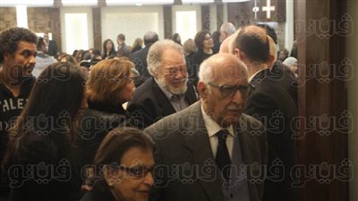 يحيى الفخراني ونبيلة عبيد ومها أبو عوف في عزاء سمير سيف (فيديو وصور)