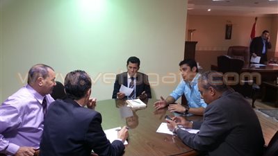 بالصور.. بدء اجتماع أحمد حسن مع مساعد وزير الرياضة