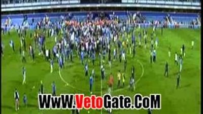 بالفيديو.. جماهير «الهلال» السعودي تقتحم الملعب للاحتفال بـ«السوبر»