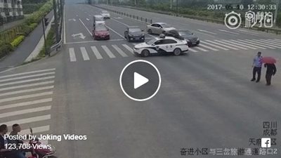 بالفيديو.. تصرف شرطي مع عجوز يشعل «فيس بوك»