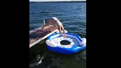 بالفيديو.. فتاة حسناء تتعرض لموقف محرج أمام أصدقائها