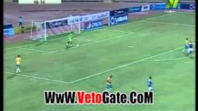 بالفيديو.. أحمد سمير يخرج مصابا أمام سموحة