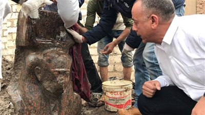 لحظة اكتشاف تمثال ملكي نادر بميت رهينة