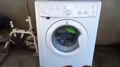 رجل يحول غسالته للعمل بدون كهرباء (فيديو)