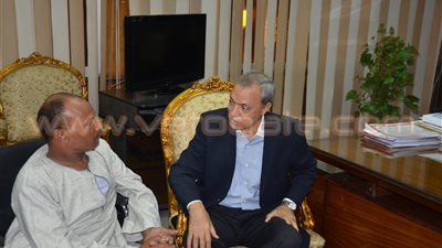 بالصور.. محافظ قنا يتعهد بتوفير «شقة وفرصة عمل» لشاب معاق