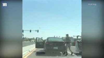 بالفيديو والصور.. سائق ينتقم من آخر ضربه على الطريق